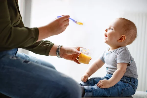 Madre Nutre Pazientemente Bambino Maschio Carino Con Porridge Frutta — Foto Stock