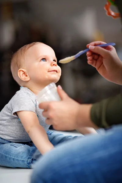 Pequena Masculino Criança Olha Ela Mãe Enquanto Alimenta Ele — Fotografia de Stock