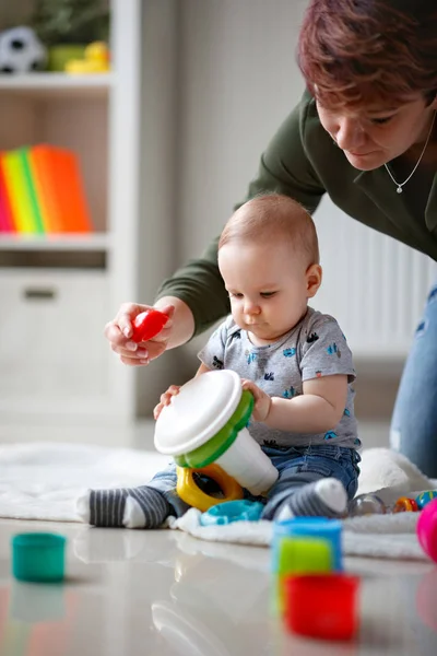 Mannelijk Kind Spelen Met Creatieve Speelgoed Met Moeder Binnen — Stockfoto