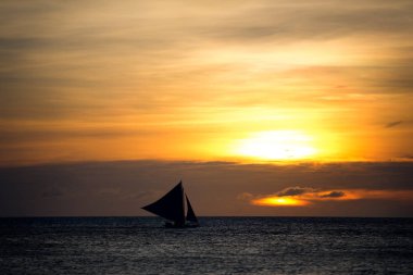 gün batımından lüks yatta