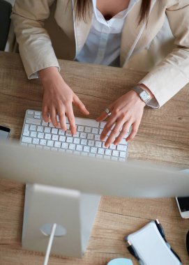 iş çalışma masası - bilgisayarda office üstten görünüm içinde çalışan kadın