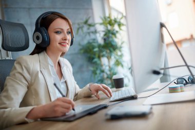 bir tasarım stüdyosu ve dinle müzik çalışan rahat mutlu Tasarımcı kadın