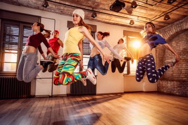 Bir grup genç dansçı insan müzik sırasında atlama