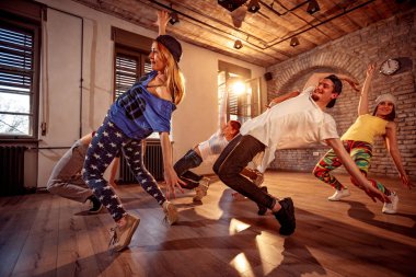 Genç modern hip hop sokak sanatçı break dansçılar stüdyoda dans grubu. Spor, dans ve kentsel kavramı