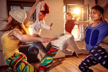 Grup Genç hip hop kız müzik sırasında atlama