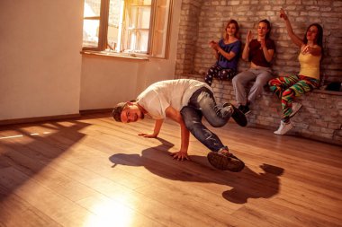 Genç Hip hop dans hareketleri gerçekleştirme