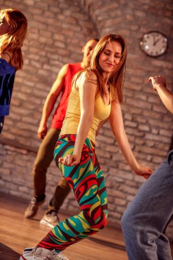 Gülümseyen kadın hip-hop dans hareketleri gerçekleştirme
