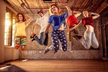 Dansçı takım - genç dansçı insanlar müzik sırasında atlama
