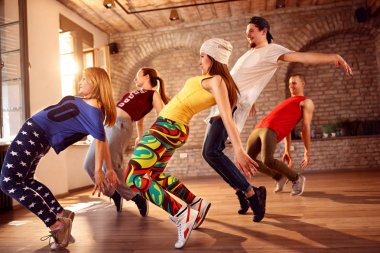 Grup dans ve kapalı zevk dansçılar