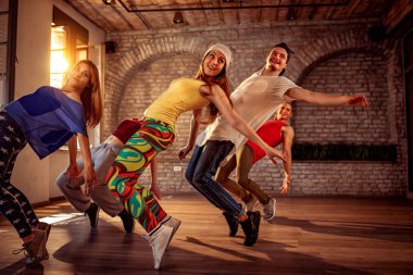 Tutku dans ekibi - Studio dans eğitimi egzersiz kentsel hip hop dans grubu