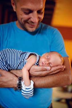 Baba silah uyuyan sevimli bebek çocuk