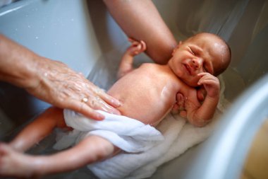 Küçük çocuk banyoda banyo