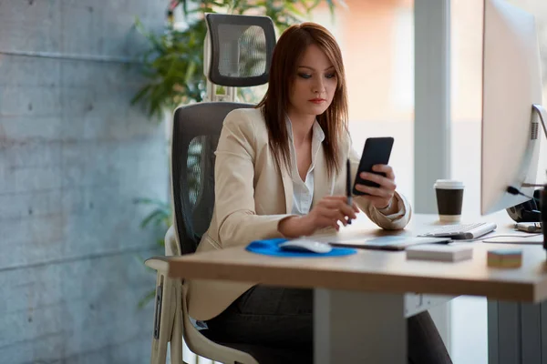 Diseñador Web Mujer Joven Que Trabaja Aplicación Para Teléfono Móvil — Foto de Stock