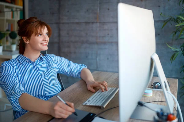 Freelancer Empresária Sorridente Trabalhando Escritório — Fotografia de Stock