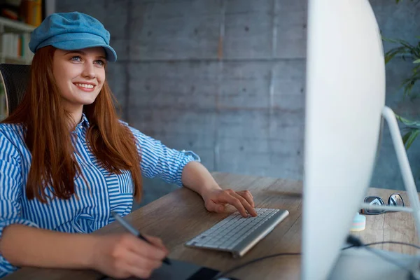 Diseñador Chica Casual Moderna Sonriendo Trabajando Lugar Trabajo —  Fotos de Stock