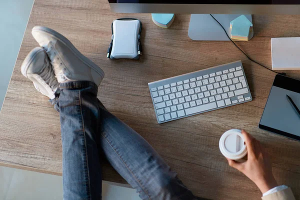 Criativa Web Designer Mulher Fazendo Break Enquanto Segurando Pernas Mesa — Fotografia de Stock