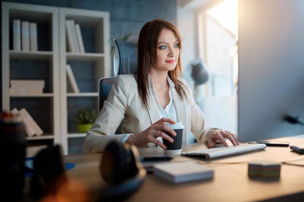 Grafikerin Bei Der Arbeit Computer Für Neues Projekt Und Kaffeetrinken — Stockfoto