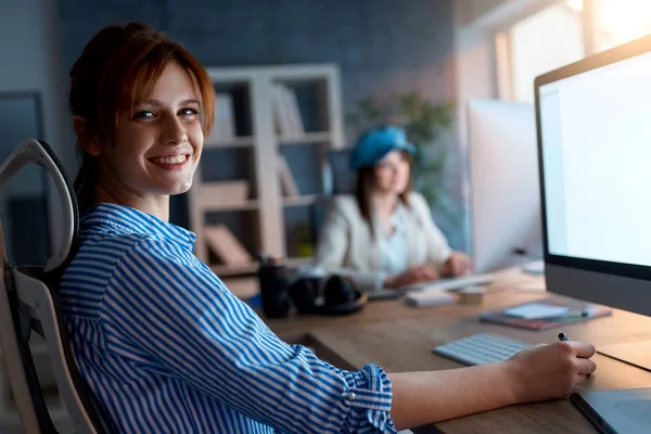 Retrato Mujeres Sonrientes Trabajando Hasta Tarde Ordenador Oficina Equipo Diseño —  Fotos de Stock