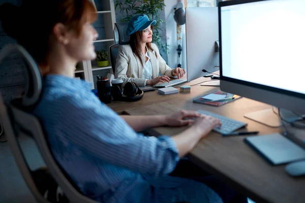 Moderna Diseñadora Casual Sonriendo Trabajando Horas Extras Lugar Trabajo — Foto de Stock