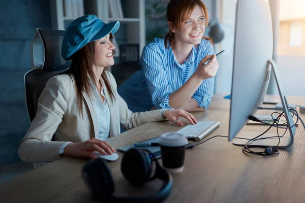 Mujeres Negocios Sonrientes Discutiendo Oficina Diseñadores Trabajando Horas Extras Proyecto —  Fotos de Stock