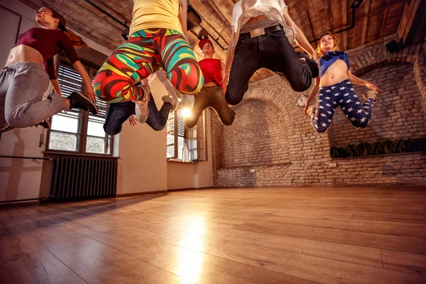 Jovens Dança Moderna Grupo Praticar Dança Salto — Fotografia de Stock