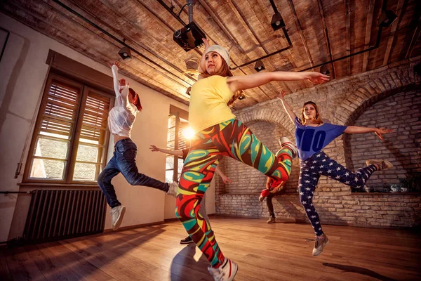 Jóvenes Chicas Modernas Hip Hop Bailando Gimnasio Urbano — Foto de Stock