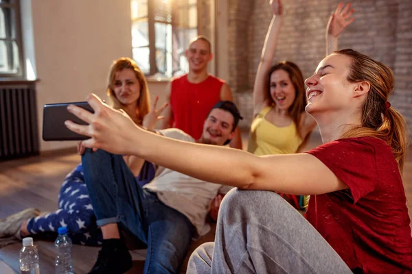 Grupo Bailarines Sonrientes Tomando Selfie Smartphone Baile Deporte Concepto Cultura — Foto de Stock