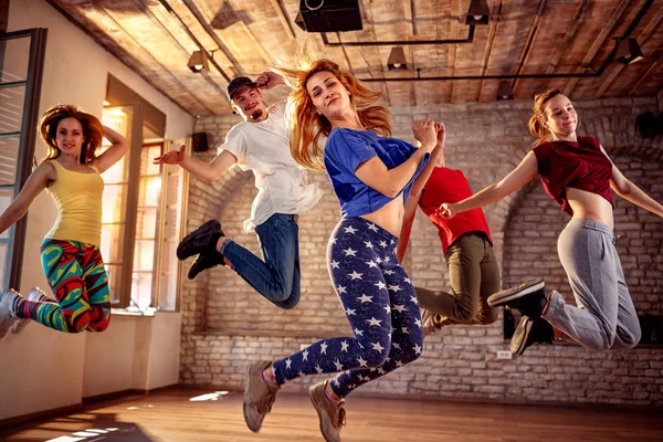 ダンサー チームの若い友人の人々 音楽の中にジャンプ — ストック写真