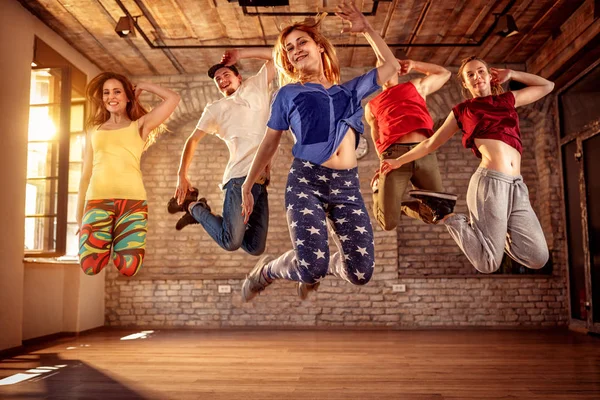 Equipo Bailarines Jóvenes Bailarines Saltando Durante Música —  Fotos de Stock