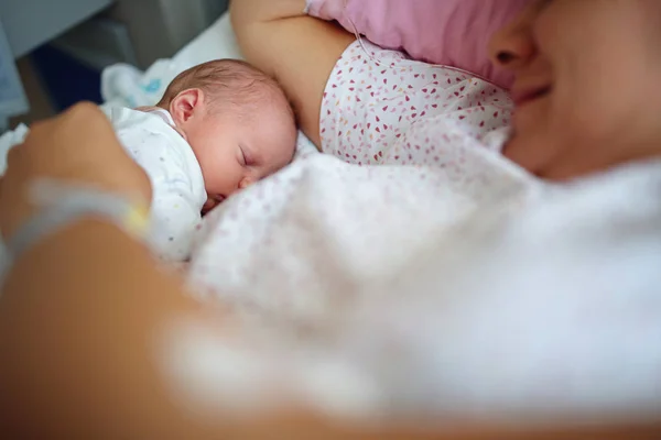 Bebê Recém Nascido Dormindo Perto Mãe Maternidade — Fotografia de Stock