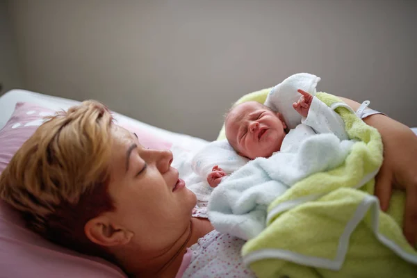 泣いている生まれたばかりの赤ちゃんと母親 — ストック写真