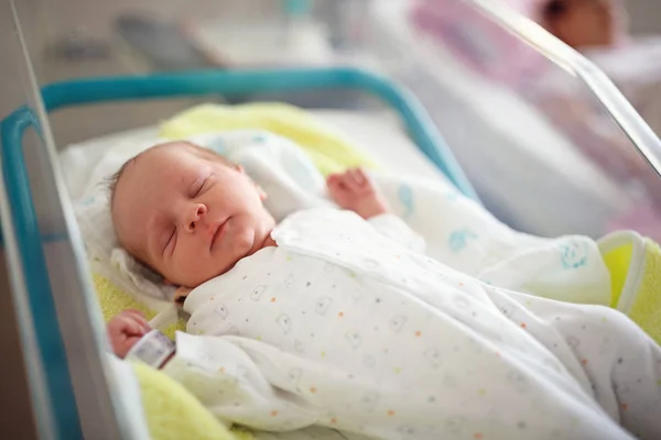 Yeni Doğan Erkek Bebek Sakince Içinde Uyku — Stok fotoğraf