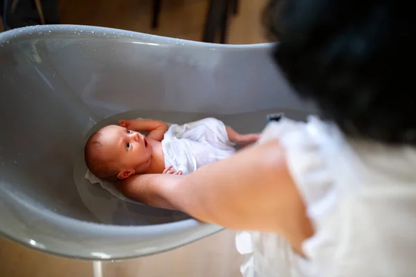 屋内の浴槽で入浴赤ちゃん — ストック写真