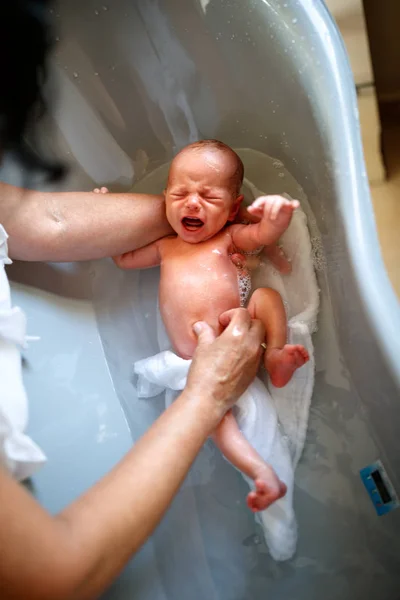 新生児赤ちゃんの浴槽で入浴しながら泣いています — ストック写真