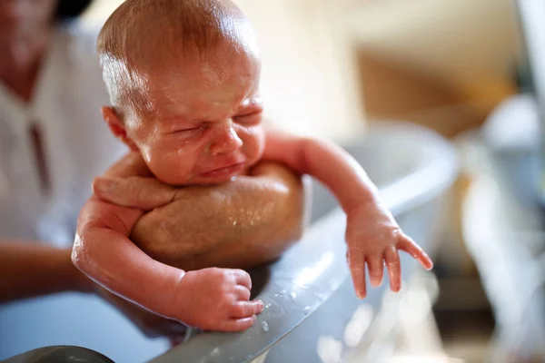 Nasses Baby Weint Beim Baden Der Badewanne Nahaufnahme — Stockfoto