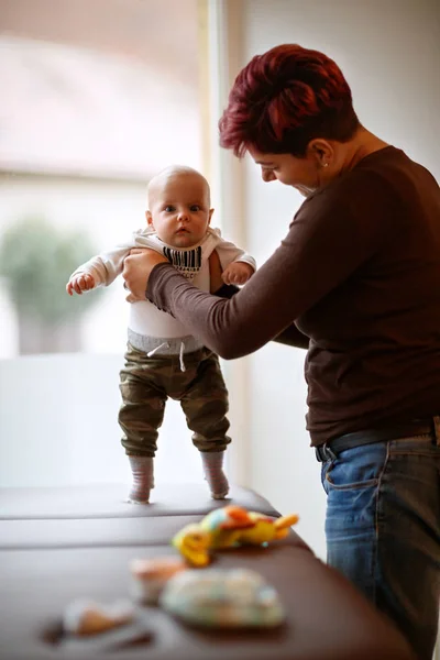 Niedliche Kleine Junge Mit Seiner Mutter Drinnen — Stockfoto