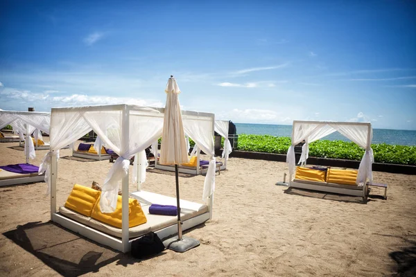 Tropisk Strand Med Baldakin Trä Solsäng — Stockfoto