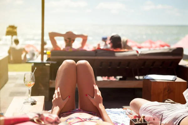 Piernas Femeninas Tomando Sol Playa — Foto de Stock