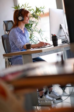 Bilgisayarda Office kadın çizim gülümseyen