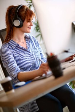 Ofiste iş kadın grafik tasarımcı