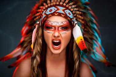 Renkli headdress ile vahşi Kızılderili kadın savaşçı
