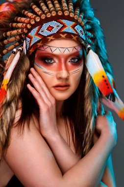 Renkli tüy headdress olan Hintli kadın