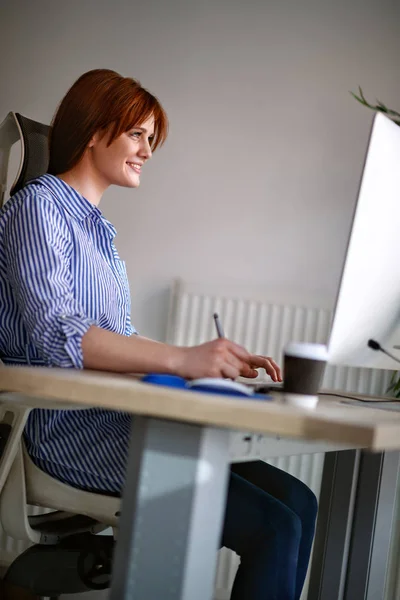 Ofiste Bilgisayar Üzerinde Çalışan Kadın — Stok fotoğraf