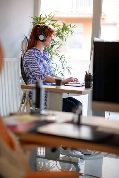 Donna Con Cuffie Che Lavora Ufficio Moderno Computer — Foto Stock