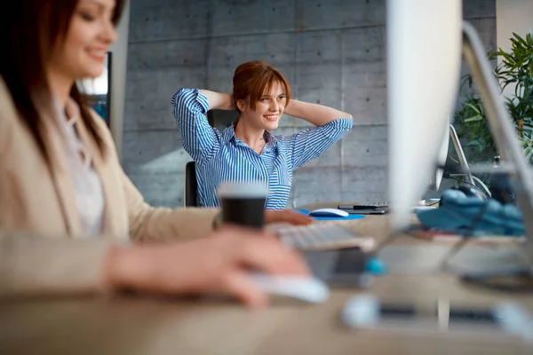 Zufriedene Designer Die Kreativen Büro Zusammenarbeiten — Stockfoto