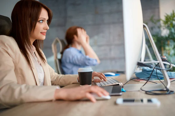 Créatives Designers Féminines Travaillant Sur Ordinateur Pour Nouveau Projet Dans — Photo