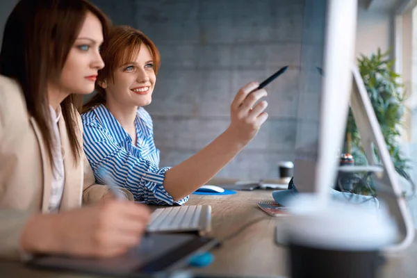 Diseñador Gráfico Trabajo Equipo Mujer Sonriente Diseñador Trabajando Juntos Computadora — Foto de Stock