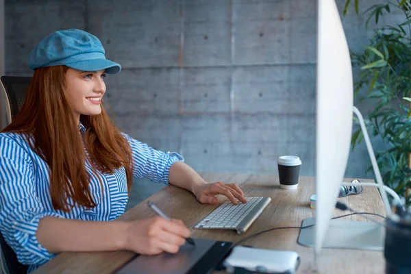 Diseñadora Femenina Casual Moderna Sonriendo Trabajando Lugar Trabajo —  Fotos de Stock