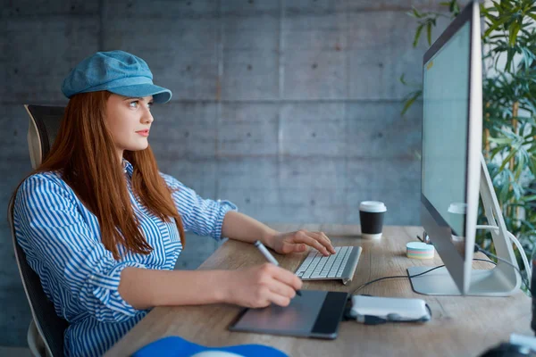 Joven Mujer Moderna Que Trabaja Con Tableta Gráfica Oficina —  Fotos de Stock