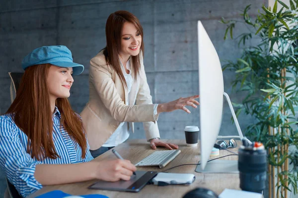 Genç Takım Lideri Kadın Çalışanlar Danışmanlık Bilgisayar Ile Office Projesinde — Stok fotoğraf